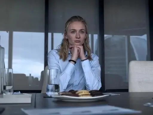 专业炒股配资平台 黑金困局中的觉醒与博弈 —— 评英剧《强制窃贼》