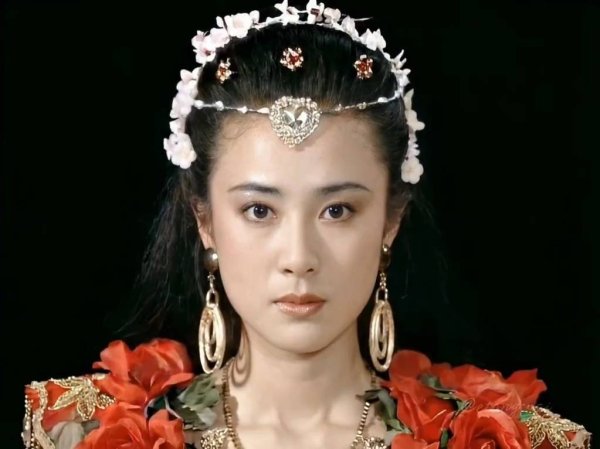 正规配资炒股平台 妲己扮演者大揭秘：谁最妖媚谁最失败？10位女星演技终极对决！